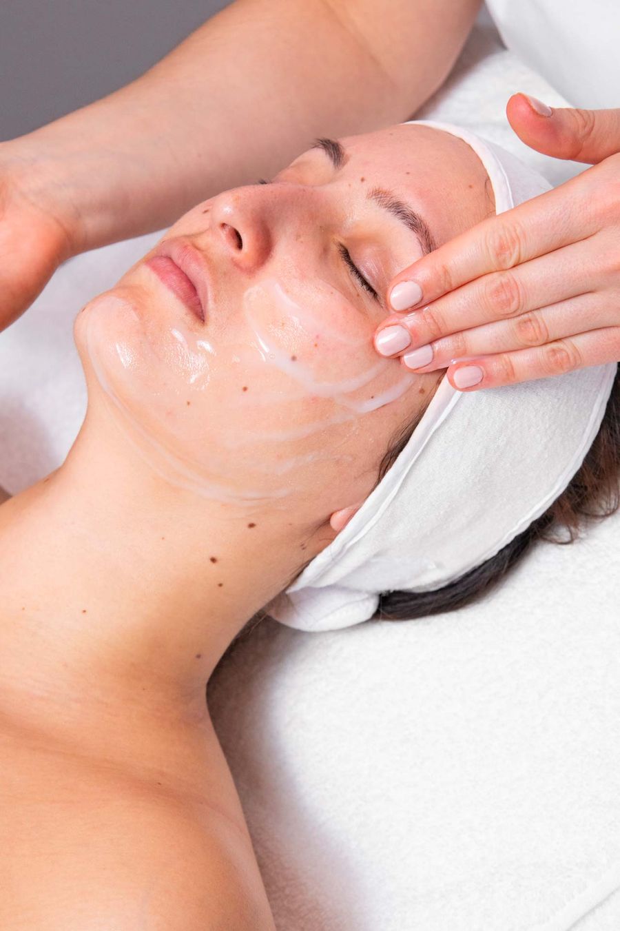 Instant Beauty – масаж със серум Масаж със серум по време на терапията